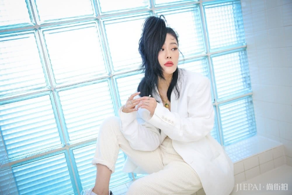 Ԭ�ά��ɫ����ȹ���͸�����£��⳱��һ���˲�����